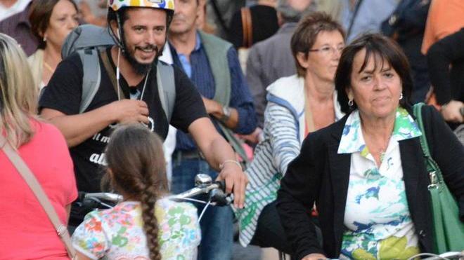 In bicicletta per trasferire i libri dalla vecchia alla nuova Biblioteca
