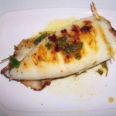 Totani ripieni di carne e di pesce passati in forno con la salsa al pomodoro