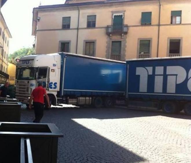 Tir rimane bloccato in piazza Umberto