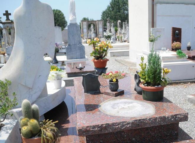 Nuovo raid al cimitero, spariti lumini in bronzo 