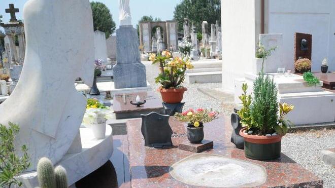 Nuovo raid al cimitero, spariti lumini in bronzo