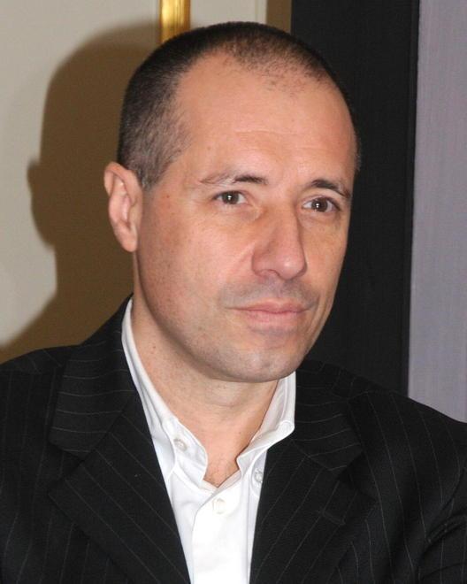 «Mura abbandonate» Bruni sferra l’attacco