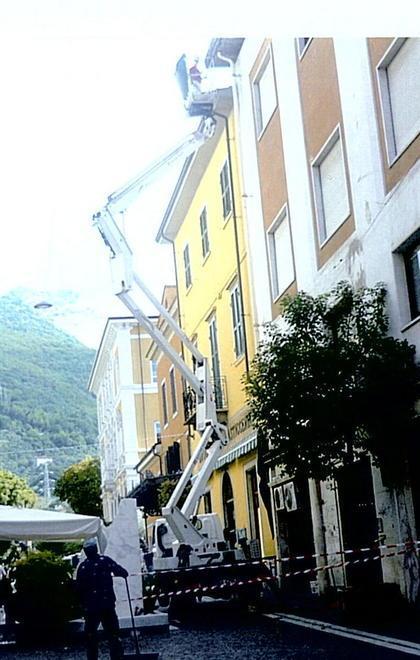 Lavori al cornicione pericolante 