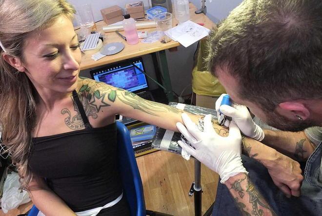 Stand, esibizioni e musica alla fiera del tatuaggio
