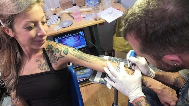 Stand, esibizioni e musica alla fiera del tatuaggio