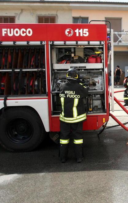 Dona l’auto all’amico e mentre va in moto scatena incendio