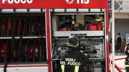 Dona l’auto all’amico e mentre va in moto scatena incendio