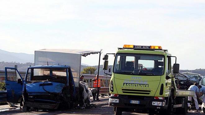 Gravi nello scontro tra auto e furgone