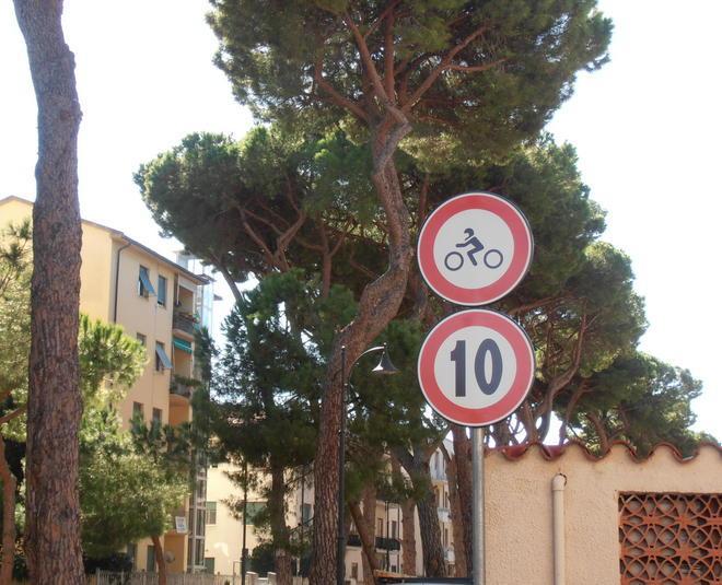 Viale Pini pericoloso: non lo riparano e lo vietano agli scooter 