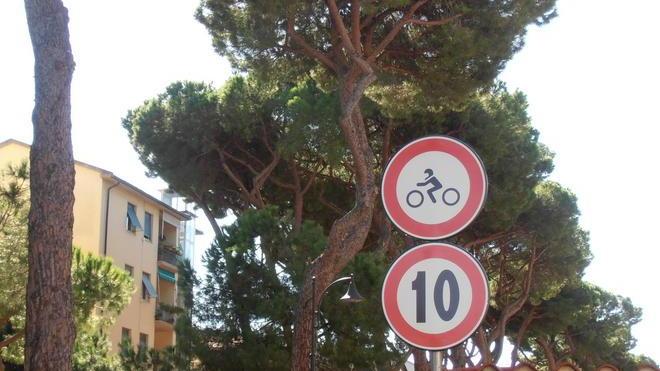 Viale Pini pericoloso: non lo riparano e lo vietano agli scooter