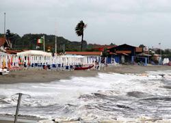 Subito le barriere di massi per proteggere i bagni 