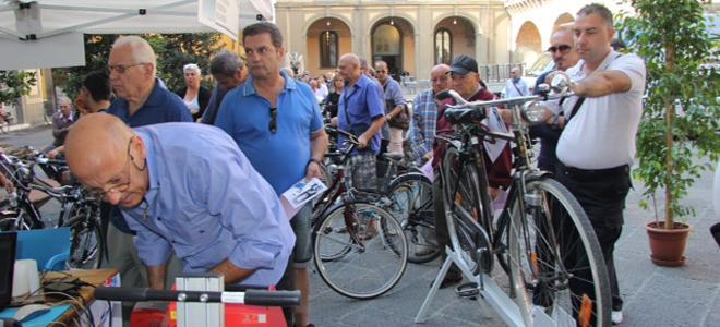 Prato, in centinaia anche il secondo giorno alla punzonatura gratuita delle bici