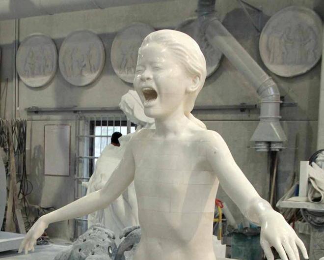 La bambina del napalm diventa una statua d’avorio 