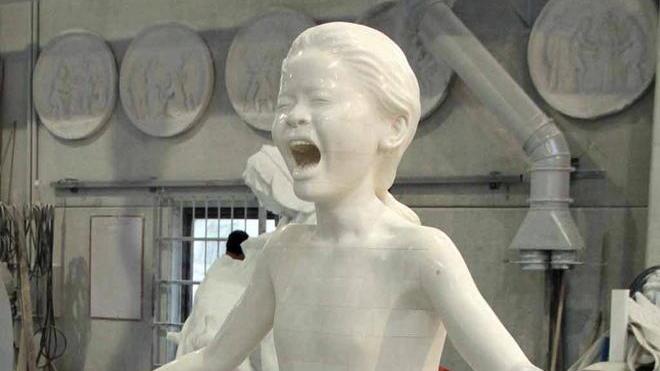 La bambina del napalm diventa una statua d’avorio