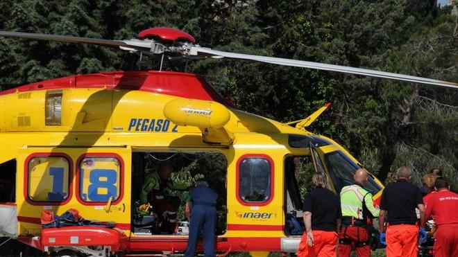 Si ferisce con la motosega mentre lavora in un campo