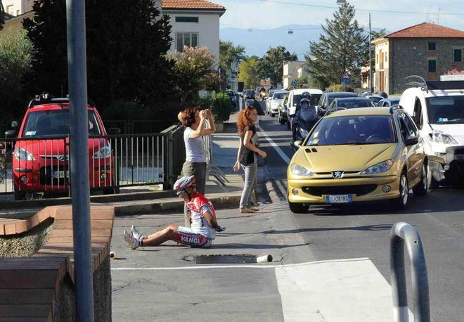 Ciclista investito da un’auto agli Olmi 
