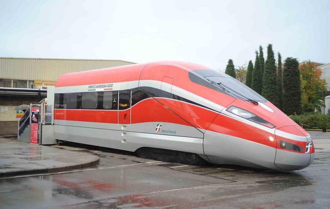 Gioielli in mostra: il nuovo Frecciarossa in piazza del Duomo 