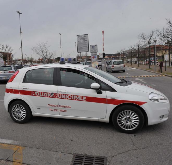 Reagisce ai vigili che controllano il parcheggio 