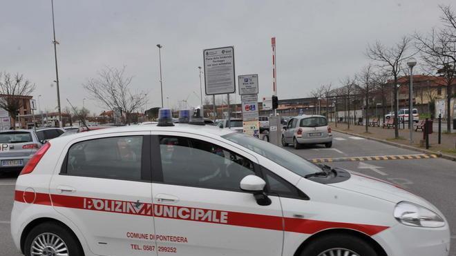 Reagisce ai vigili che controllano il parcheggio