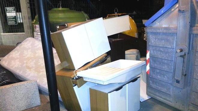 Via Pascoli, una minidiscarica che si riproduce tutti i giorni