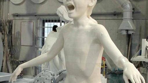 La bambina del napalm diventa una statua d’avorio