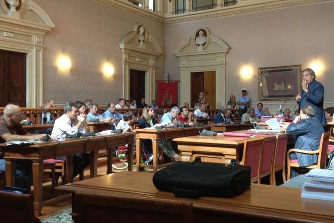 «Nuovo gioco dell’oca» In consiglio comunale si accende il dibattito