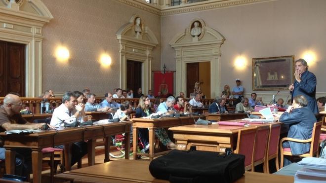 «Nuovo gioco dell’oca» In consiglio comunale si accende il dibattito