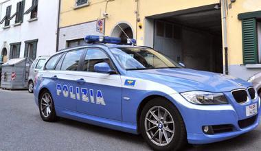 Vince un fucile giocattolo e spara sui passanti, arriva la polizia
