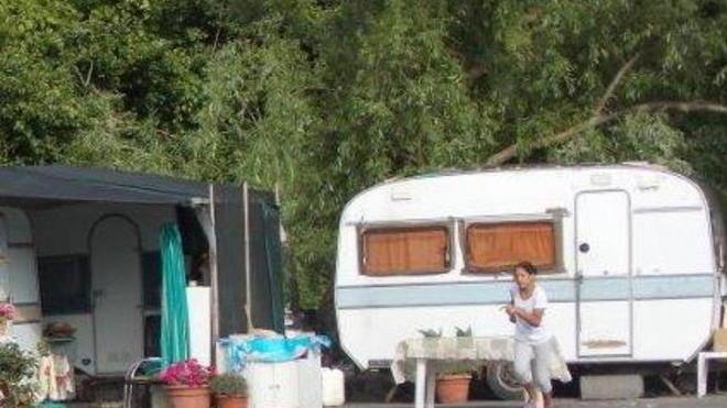 I Berretti bianchi: Rom abbandonati in strada