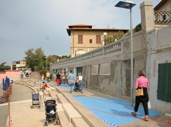 Il lungomare resta al buio Protestano i residenti 
