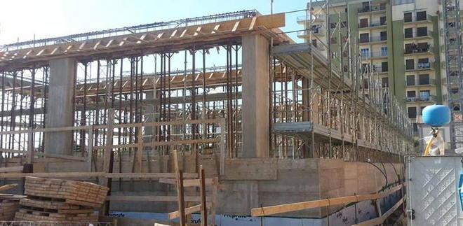 La ditta: «Siamo nei tempi presto via il cantiere»