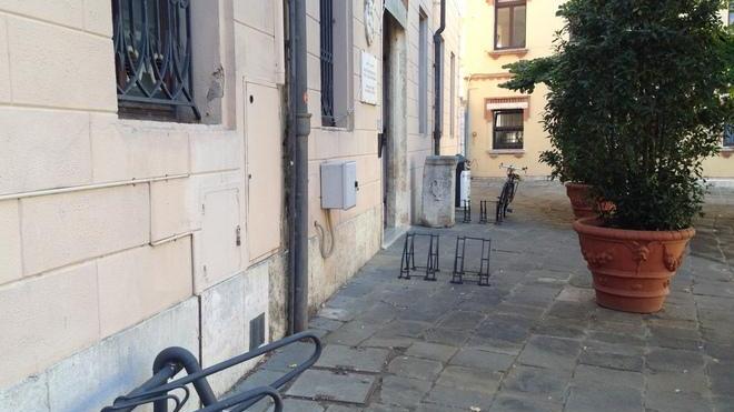 Via la bici rotta accanto al museo