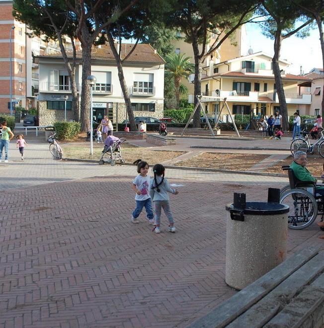Monaci sul giardino «Fatta la pulizia di più è impossibile»