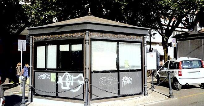 «Punto informazioni chiuso? Facciamoci un bagno pubblico»