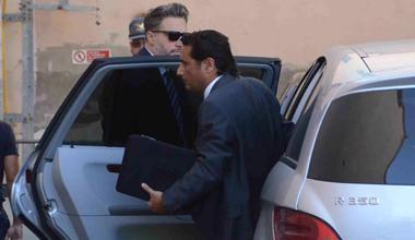 Schettino chiede di risalire a bordo e attacca il timoniere. La procura generale impugna i patteggiamenti