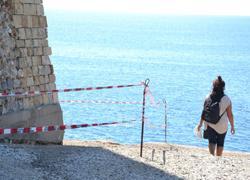 La Torre di Calafuria cade a pezzi: arrivano i pompieri 