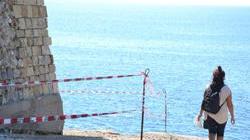 La Torre di Calafuria cade a pezzi: arrivano i pompieri