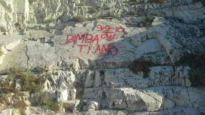 Vandali imbrattano le scogliere bianche degli Argonauti