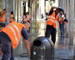 Operazione “Tiriamo a lucido il centro”, conclusa la pulizia di via Grande 