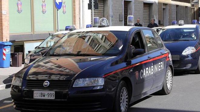 Armato di pistola rapina una farmacia a Empoli