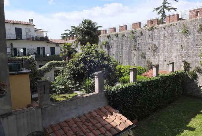 Mura antiche, intesa Comune-abitanti su pannelli e divieti 