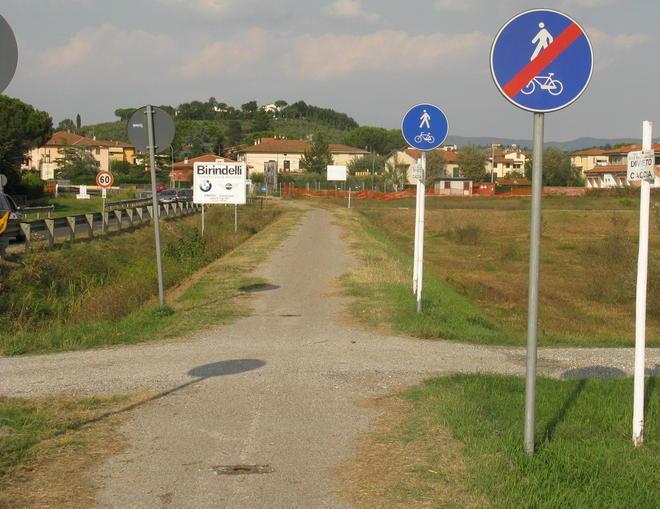 A Fucecchio la pista ciclabile finisce in un cantiere 