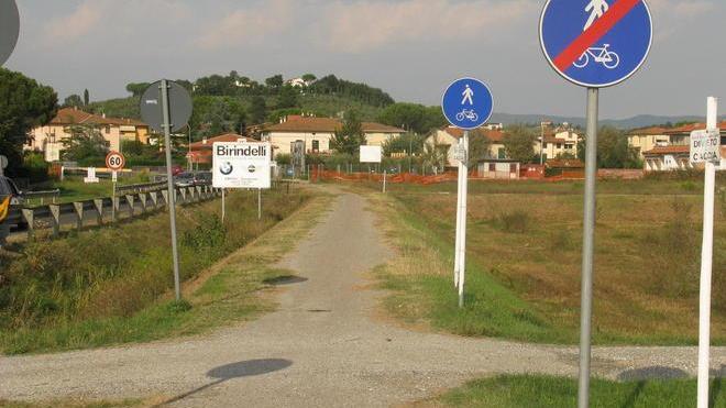 A Fucecchio la pista ciclabile finisce in un cantiere