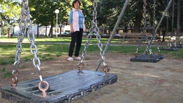 L'altalena è rotta e il bimbo si fa male. Mosca accusa il Comune di aver sottovalutato il pericolo