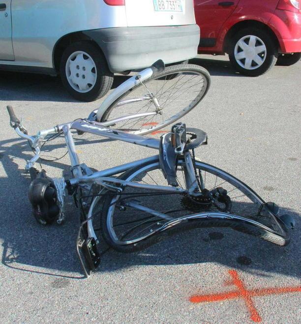 Muore in bici travolto dall’auto in corsa 