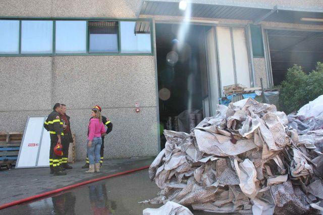 Fiamme in un capannone artigianale a Seano 