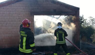 Incendio distrugge il tetto di una villetta 