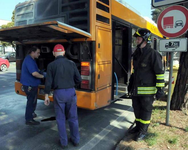 Principio d’incendio su un autobus, paura a Carrara 