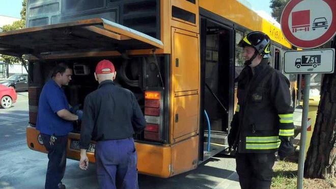 Principio d’incendio su un autobus, paura a Carrara