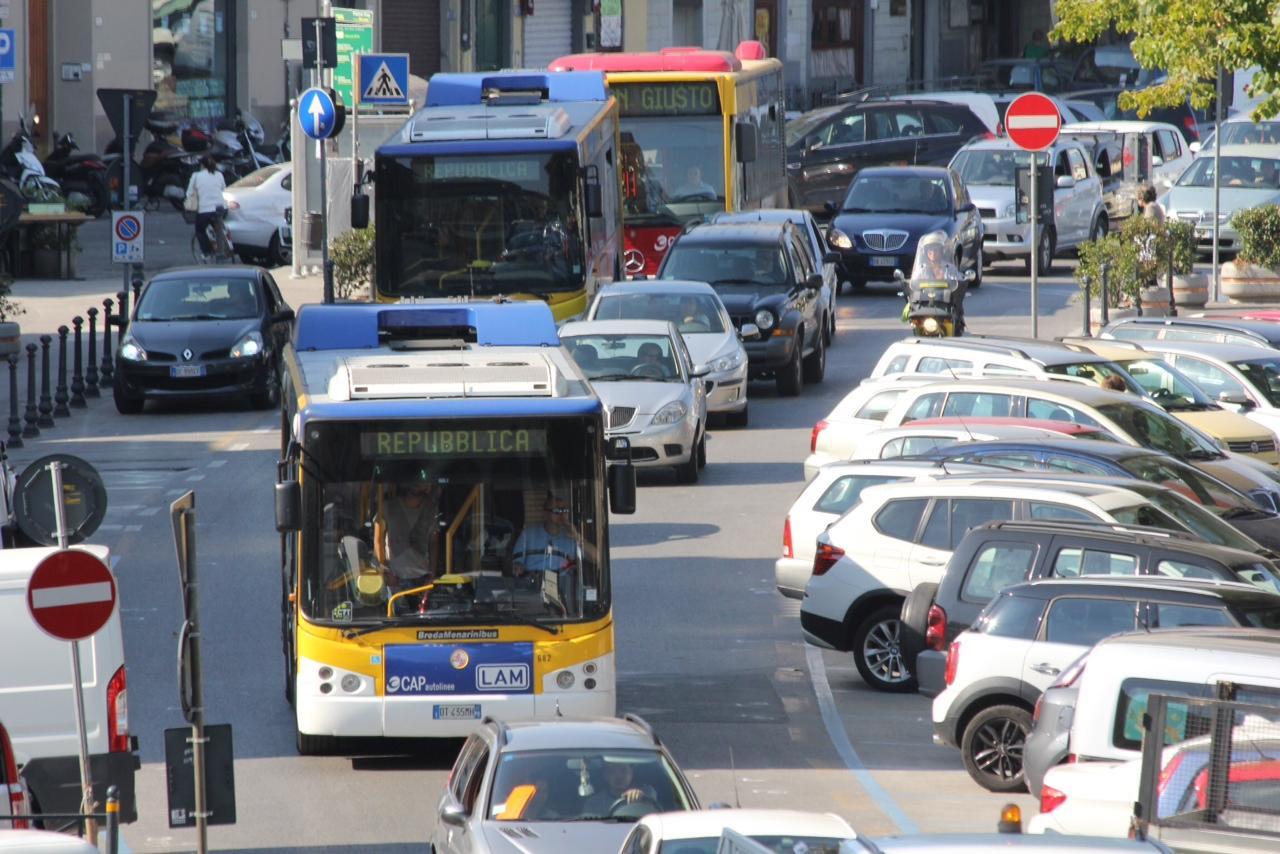Code e caos, già spenti i semafori in piazza San Marco a Prato